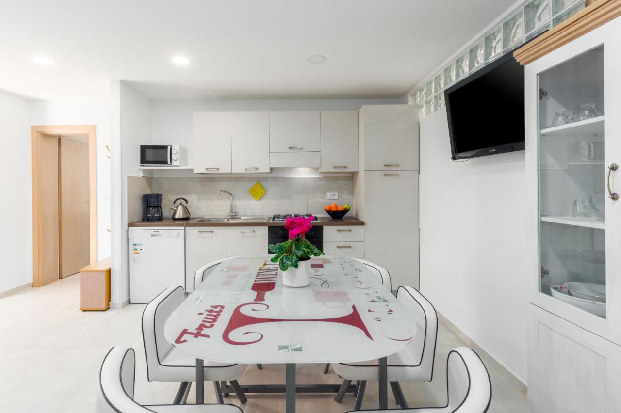 Alex Deluxe Apartments On Beach Porec Exterior photo