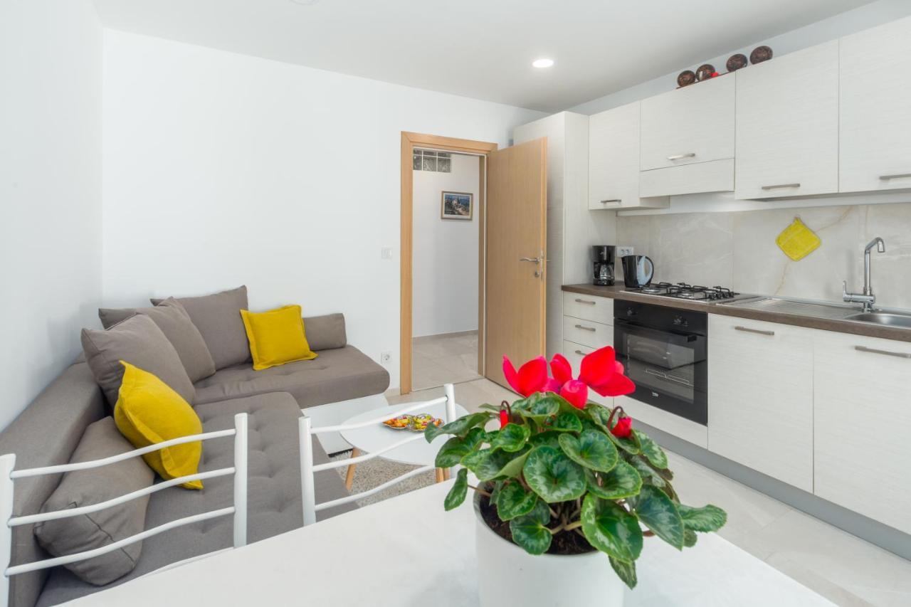 Alex Deluxe Apartments On Beach Porec Exterior photo