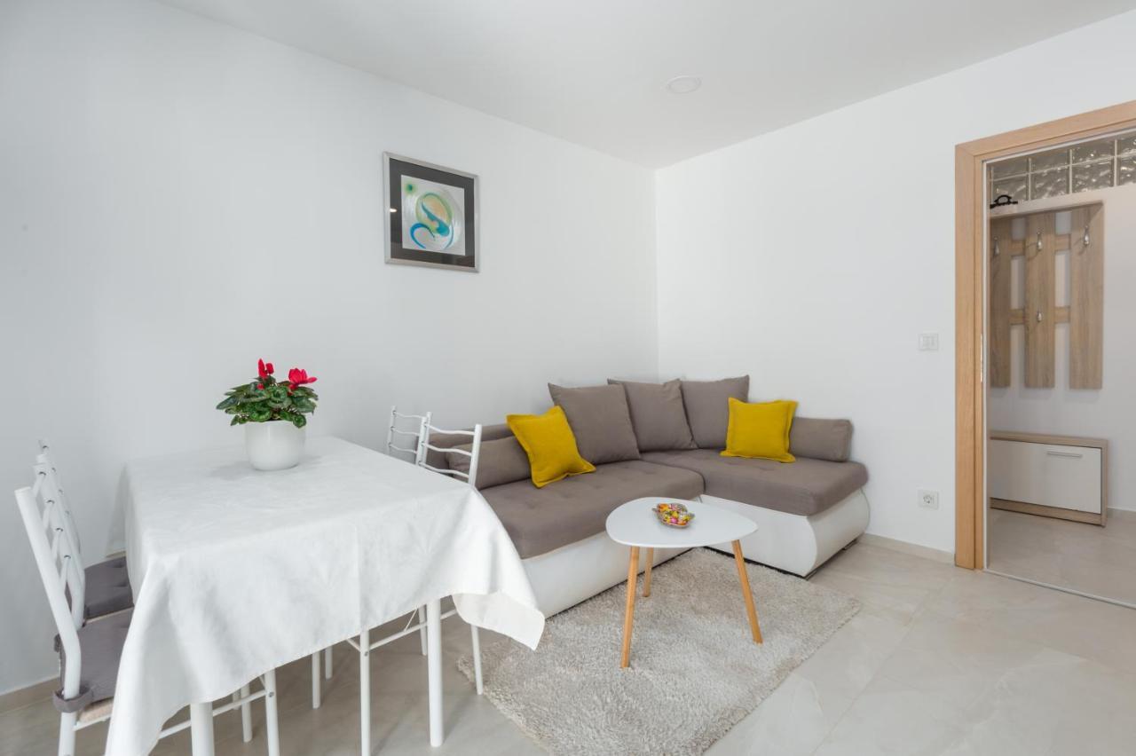 Alex Deluxe Apartments On Beach Porec Exterior photo