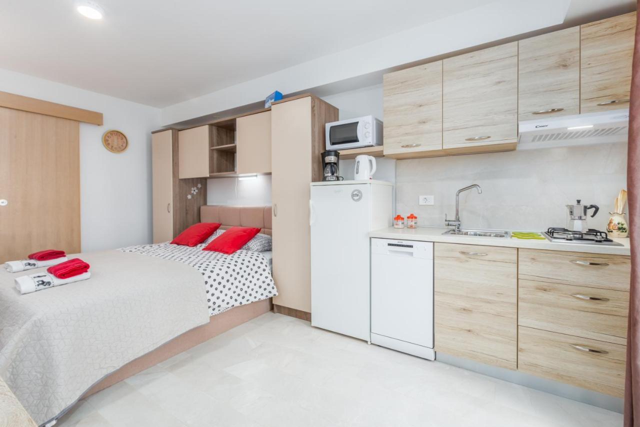 Alex Deluxe Apartments On Beach Porec Exterior photo