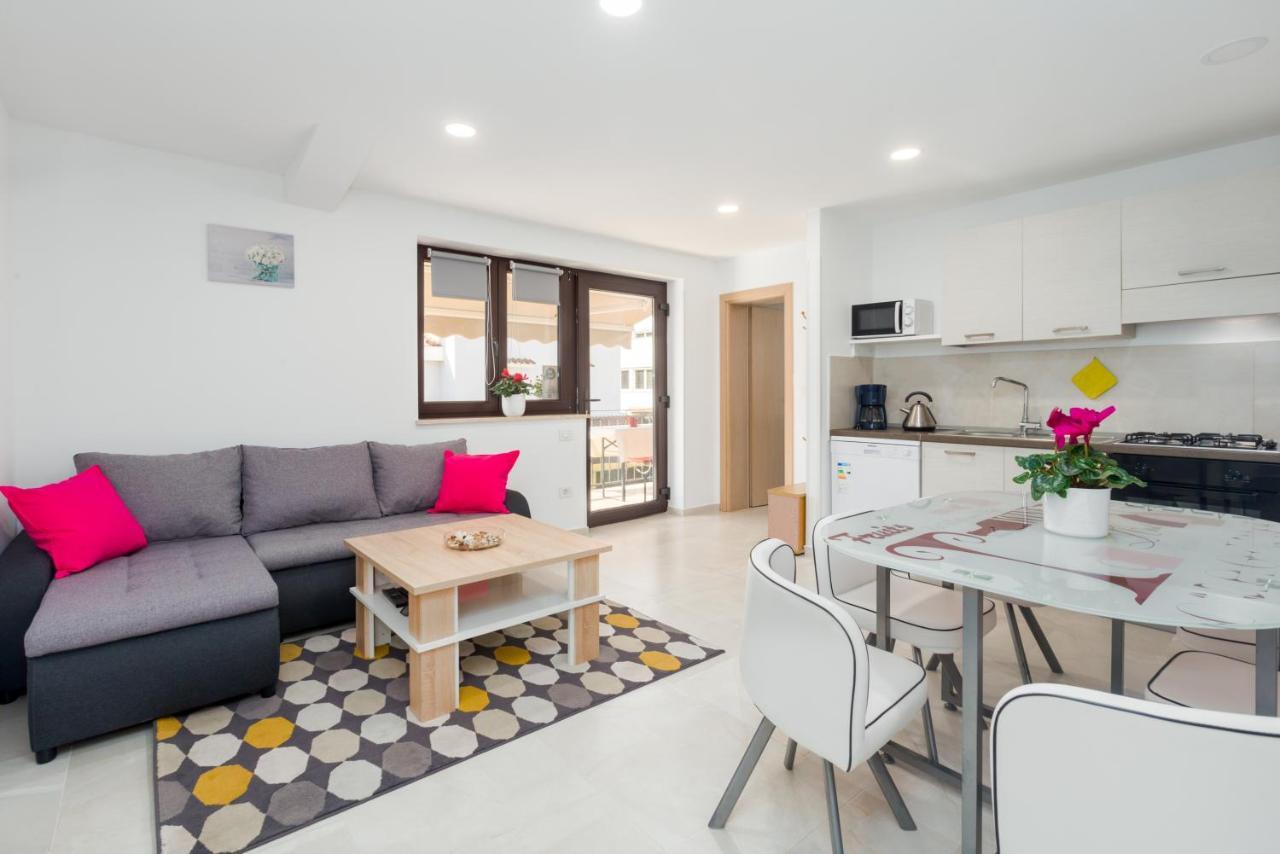 Alex Deluxe Apartments On Beach Porec Exterior photo
