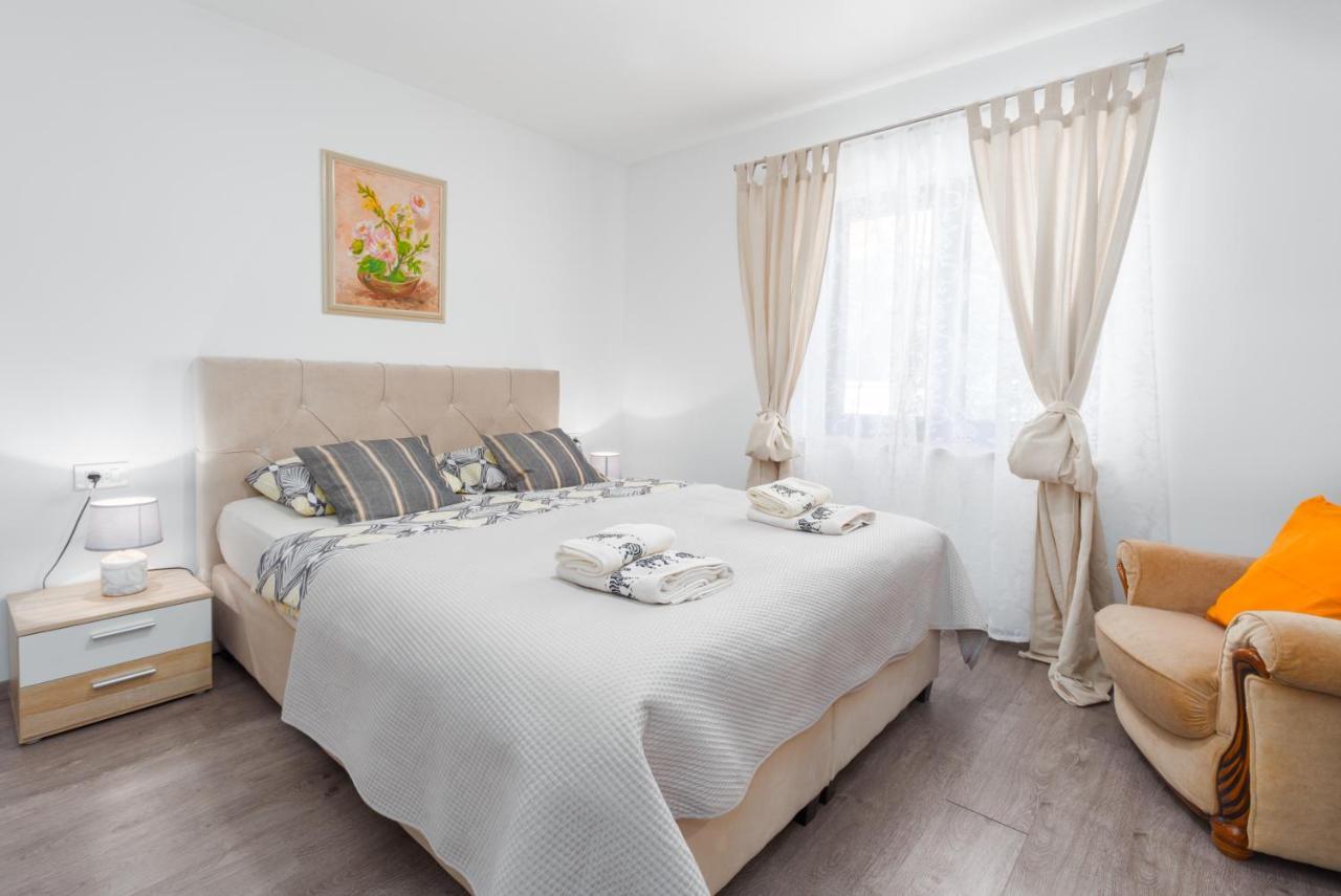Alex Deluxe Apartments On Beach Porec Exterior photo