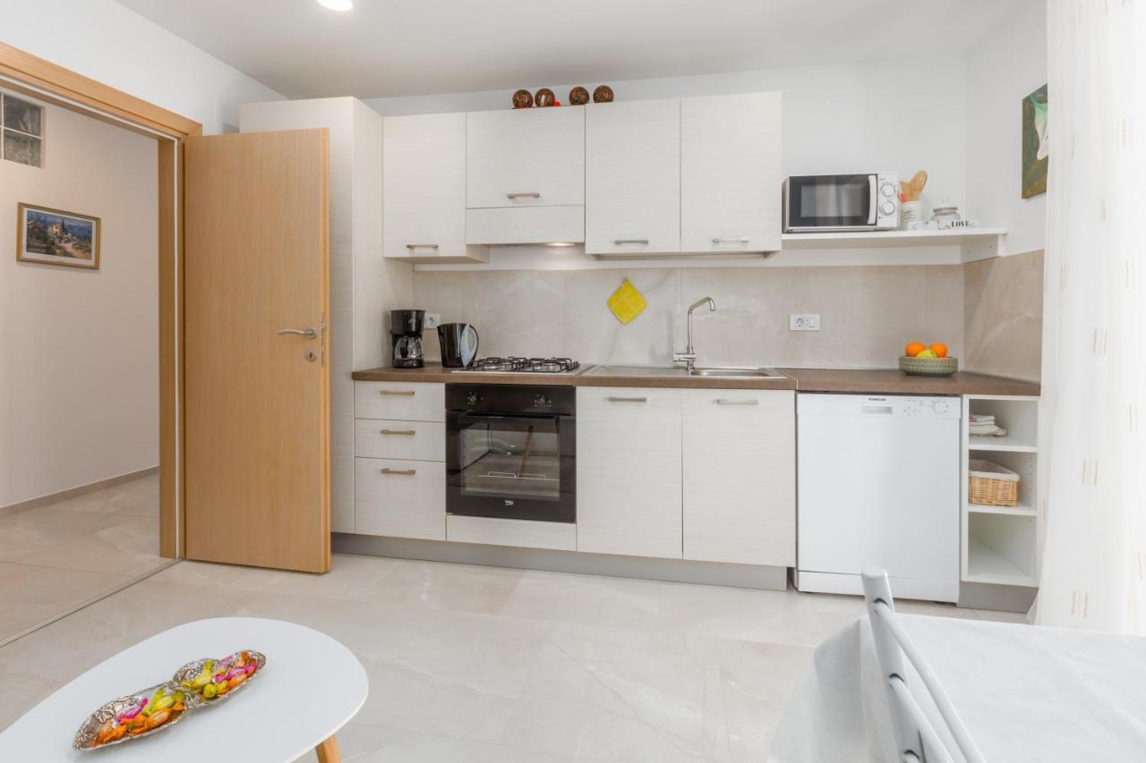 Alex Deluxe Apartments On Beach Porec Exterior photo
