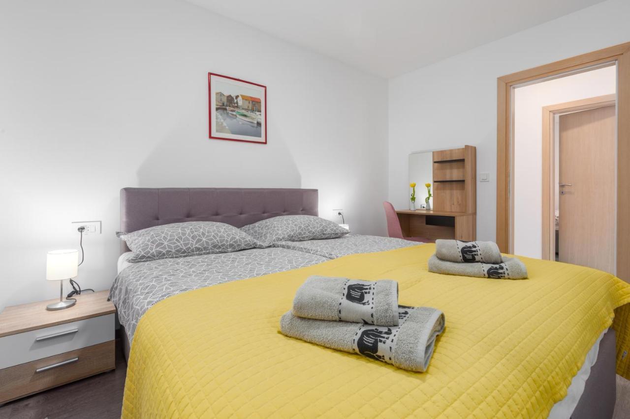 Alex Deluxe Apartments On Beach Porec Exterior photo