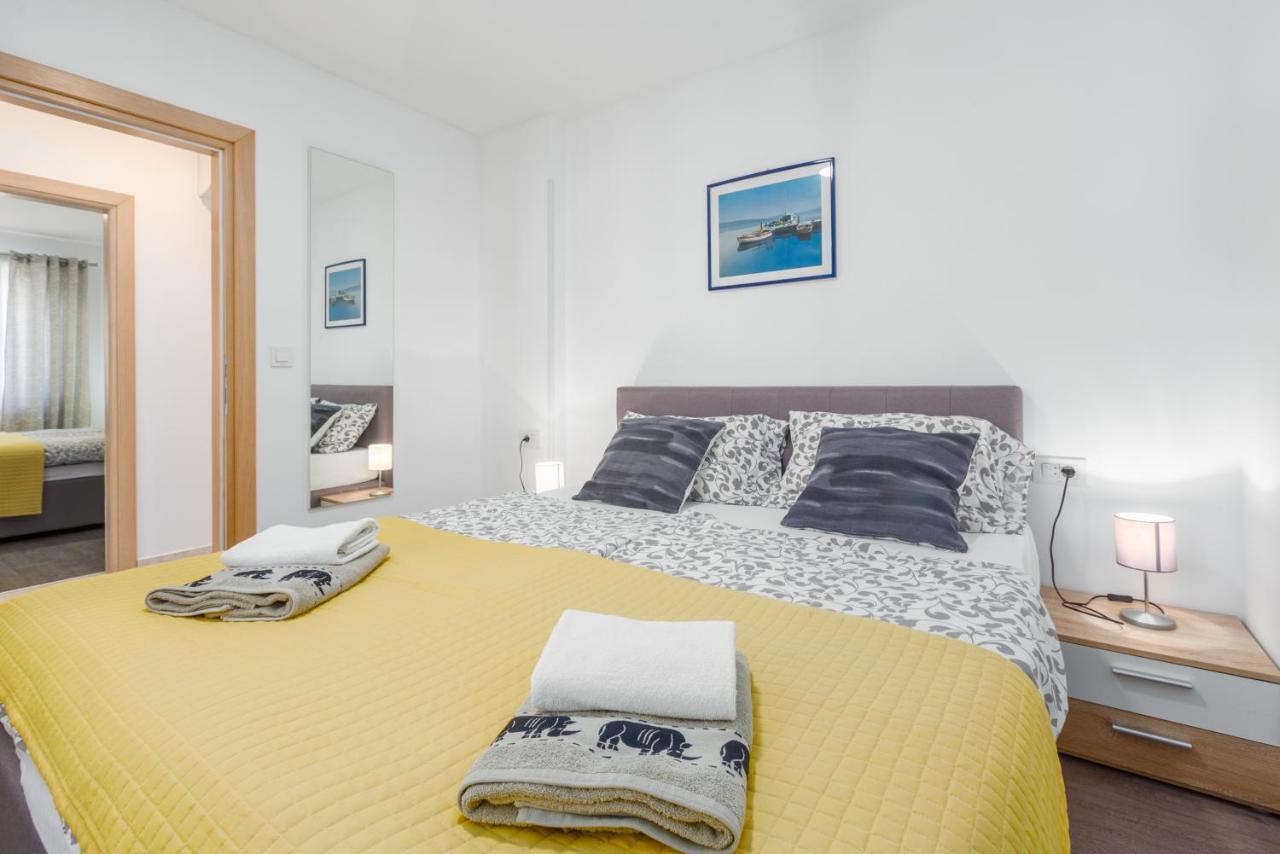Alex Deluxe Apartments On Beach Porec Exterior photo