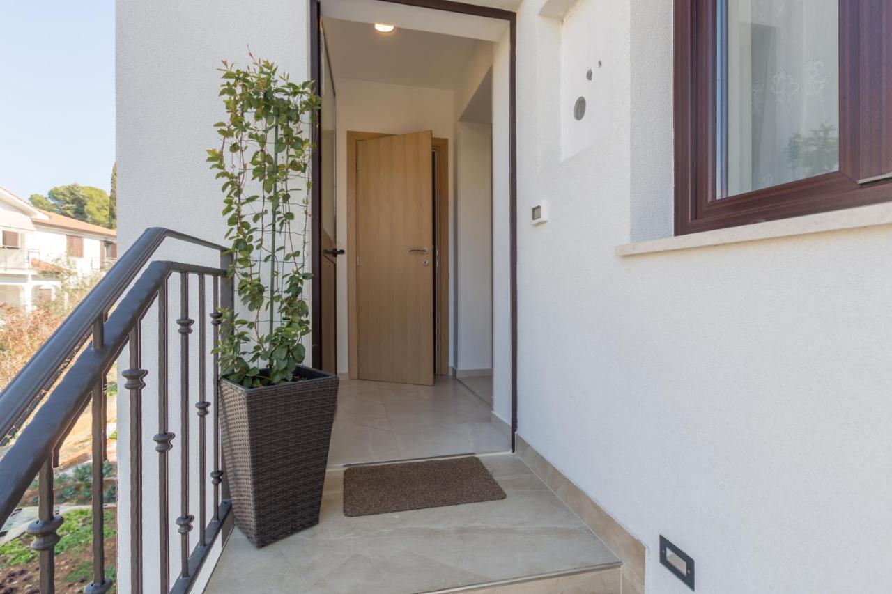 Alex Deluxe Apartments On Beach Porec Exterior photo