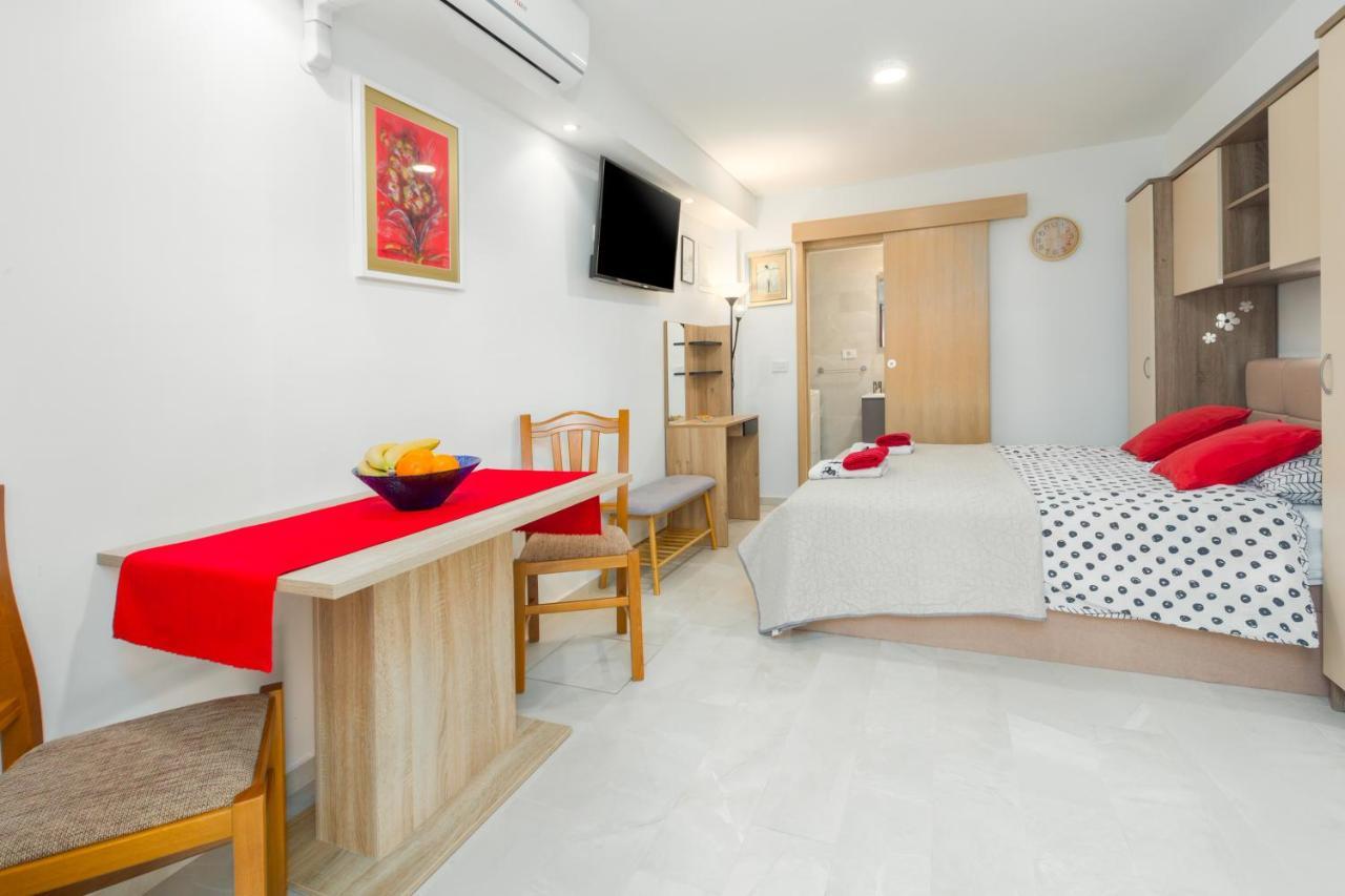 Alex Deluxe Apartments On Beach Porec Exterior photo