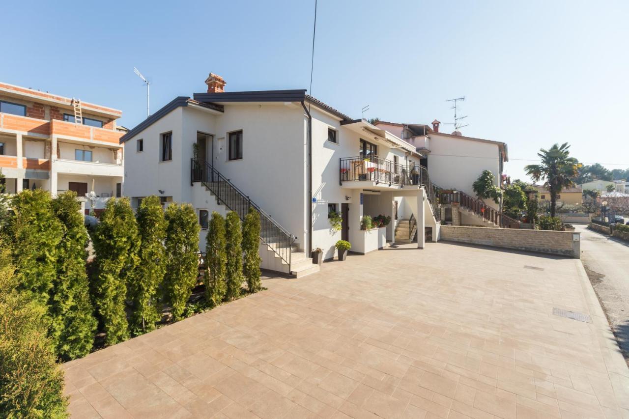 Alex Deluxe Apartments On Beach Porec Exterior photo
